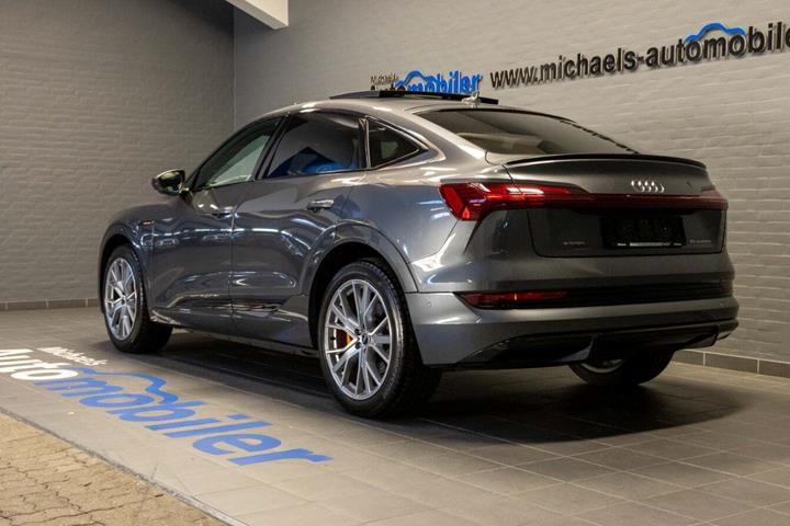 Grå Audi e-tron fra 2021