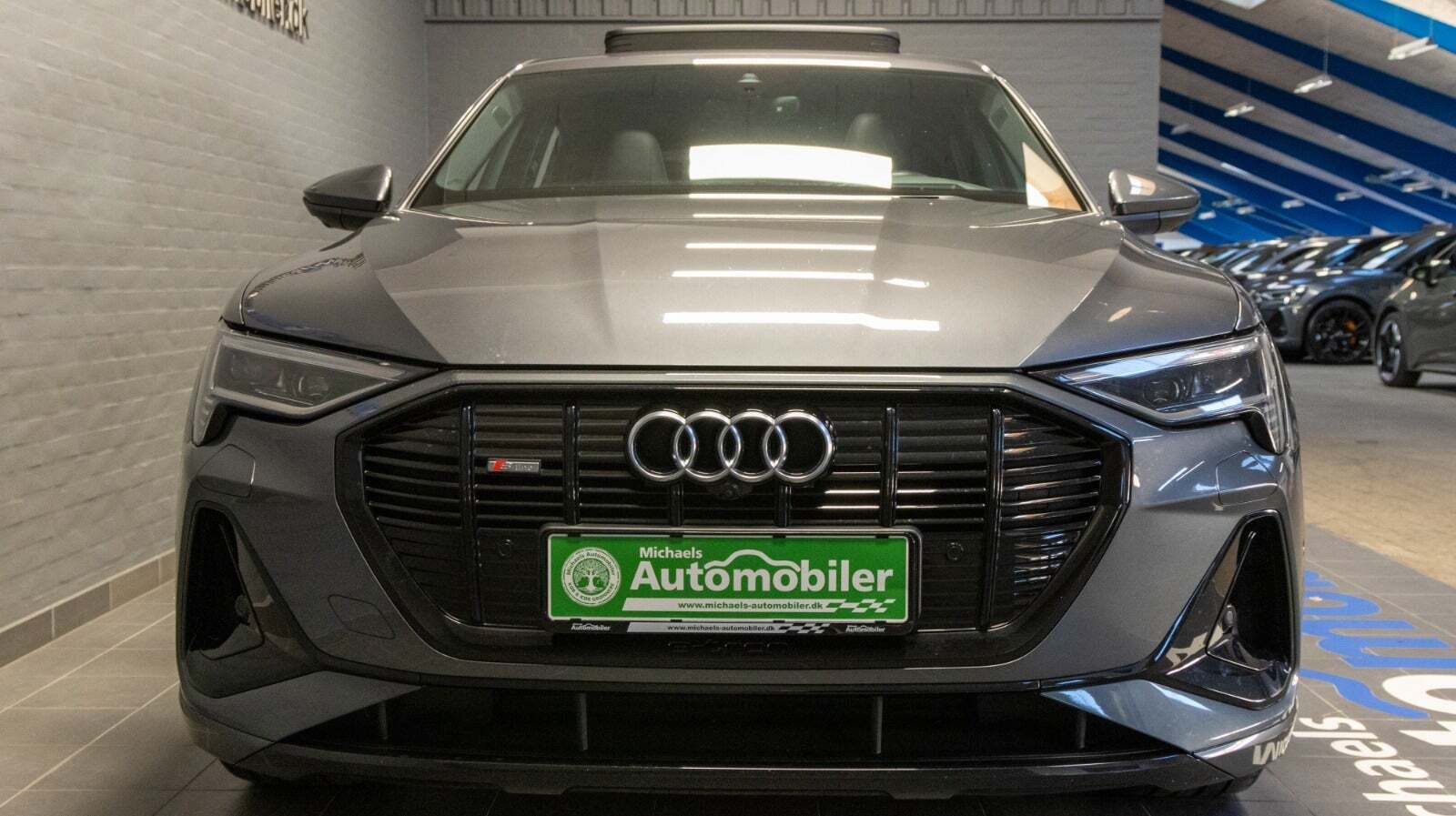 Grå Audi e-tron fra 2021