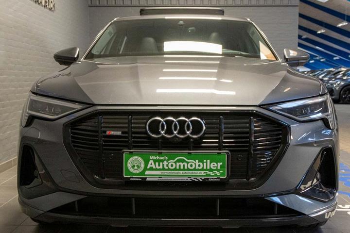 Grå Audi e-tron fra 2021