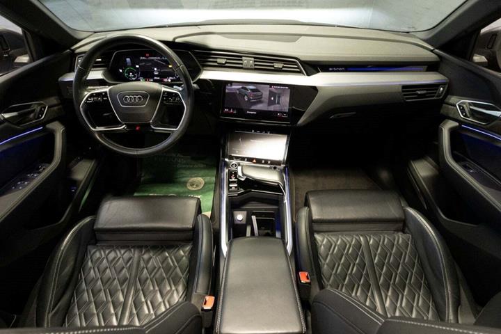 Grå Audi e-tron fra 2021
