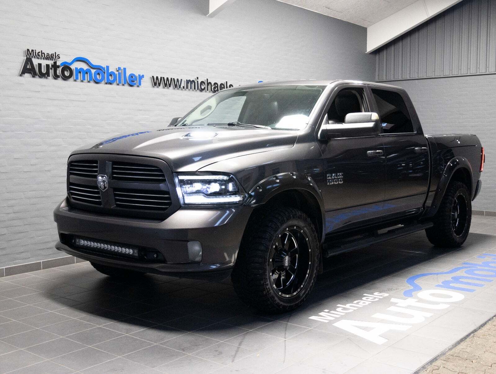 Grå Dodge RAM 1500 fra 2014 set udefra