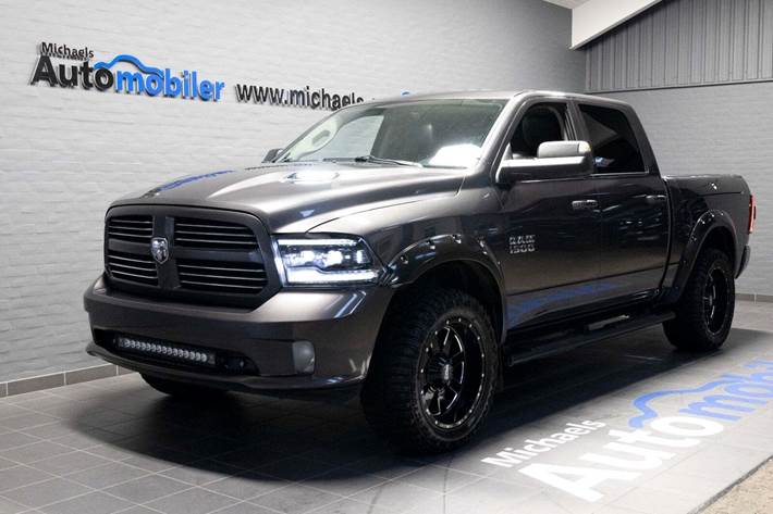 Grå Dodge RAM 1500 fra 2014 set udefra