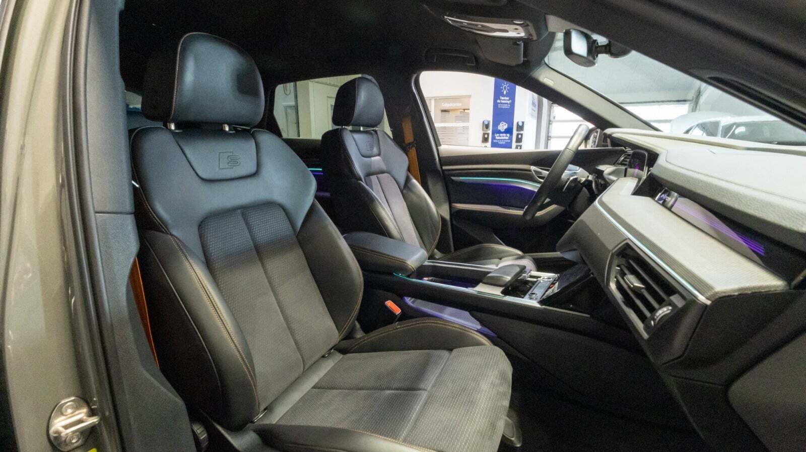 Grå Audi e-tron fra 2023