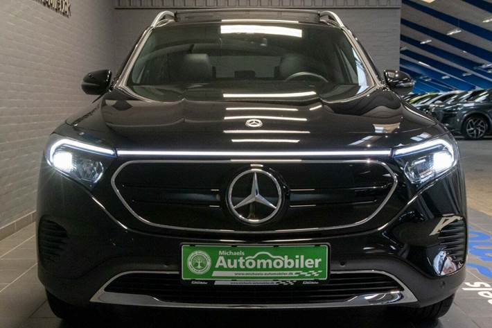 Sort Mercedes EQB250+ fra 2023 set udefra