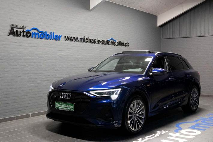 Blå Audi e-tron fra 2021 set udefra