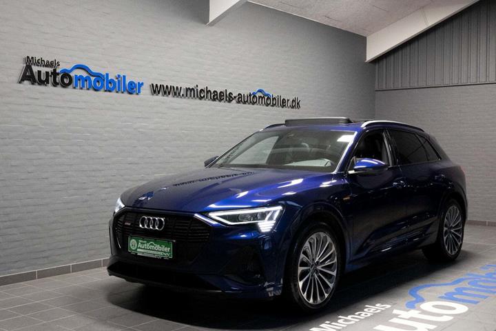Blå Audi e-tron fra 2021 set udefra