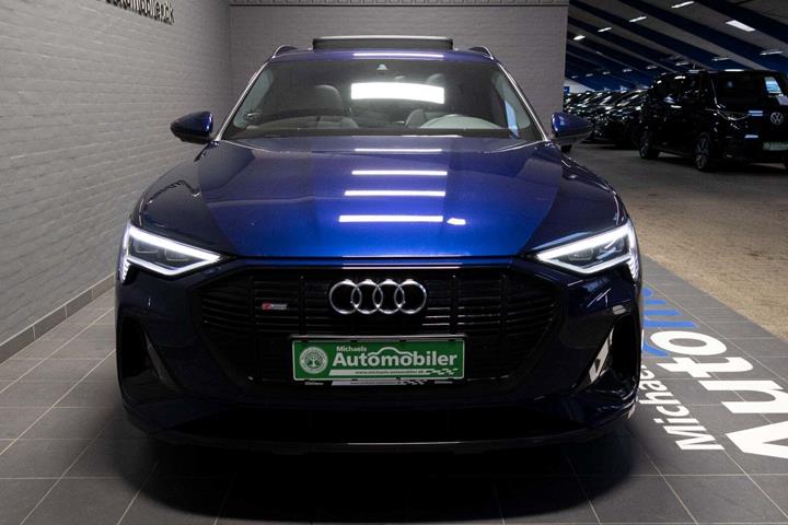 Blå Audi e-tron fra 2021
