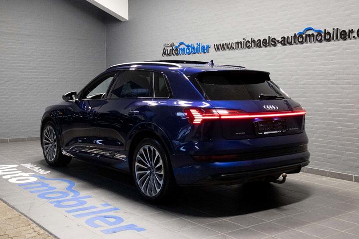 Blå Audi e-tron fra 2021