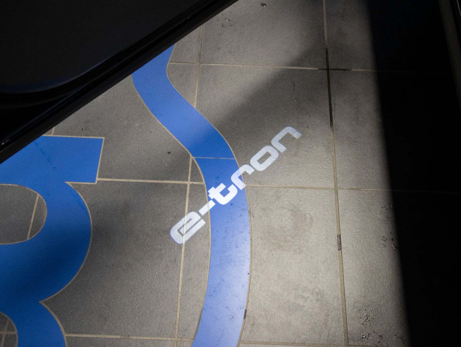 Blå Audi e-tron fra 2021