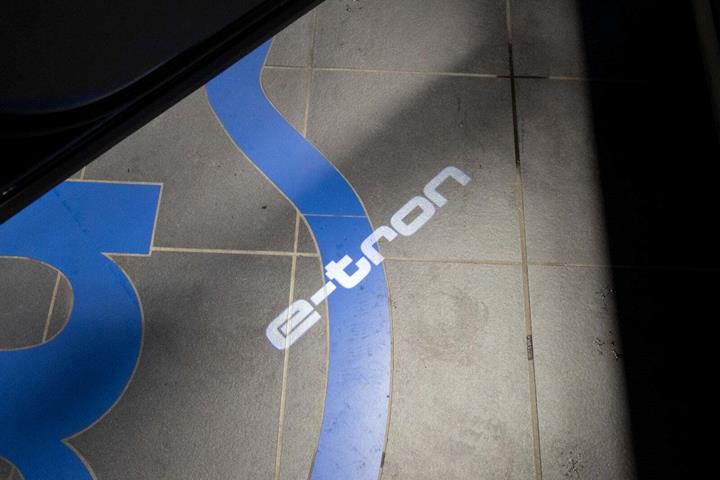Blå Audi e-tron fra 2021