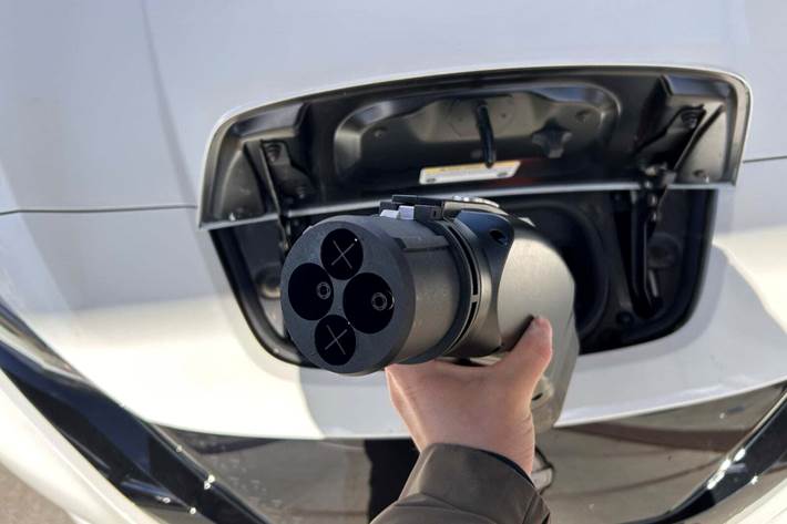 Hvid Nissan Leaf fra 2024