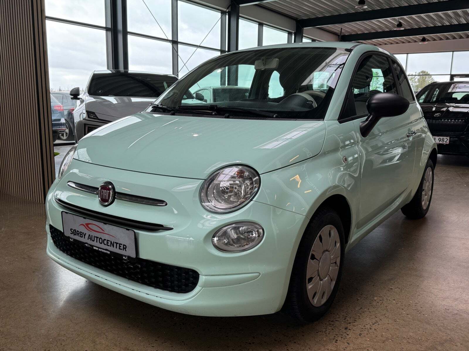 Grøn Fiat 500 fra 2018 set udefra