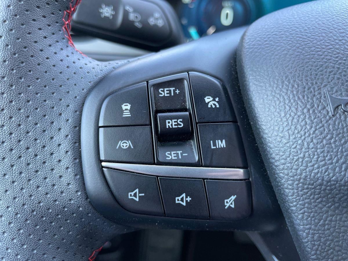 Blå Ford Kuga fra 2023