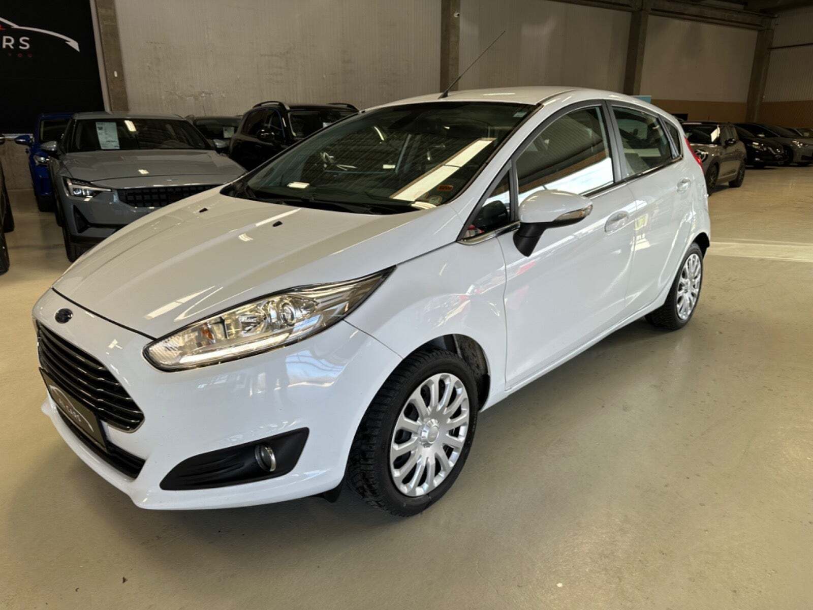 Hvid Ford Fiesta fra 2014 set udefra
