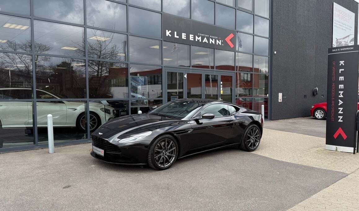 Sort Aston Martin DB11 fra 2018 set udefra