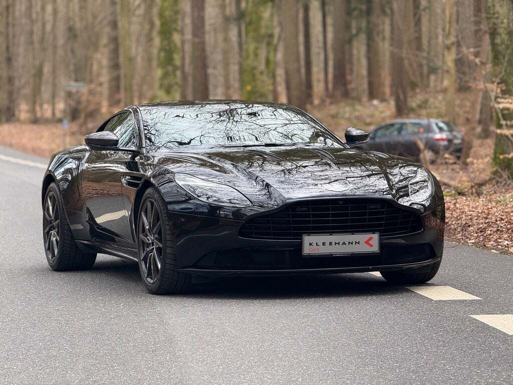 Sort Aston Martin DB11 fra 2018 set udefra