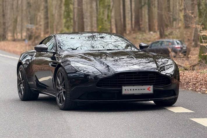 Sort Aston Martin DB11 fra 2018 set udefra
