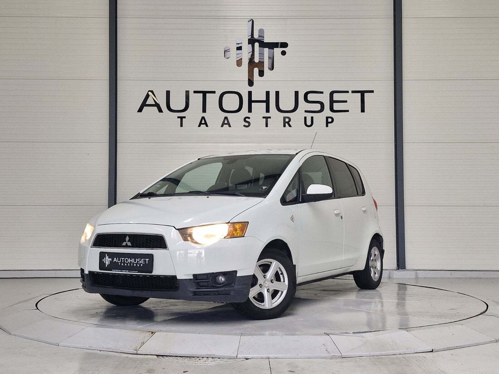 Hvid Mitsubishi Colt fra 2011 set udefra