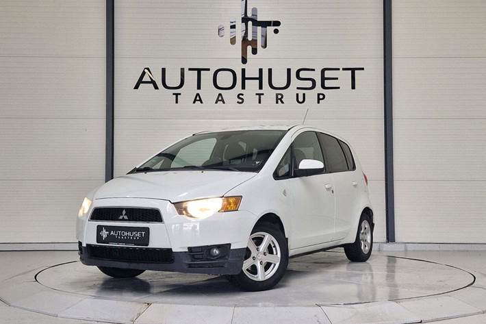 Hvid Mitsubishi Colt fra 2011 set udefra