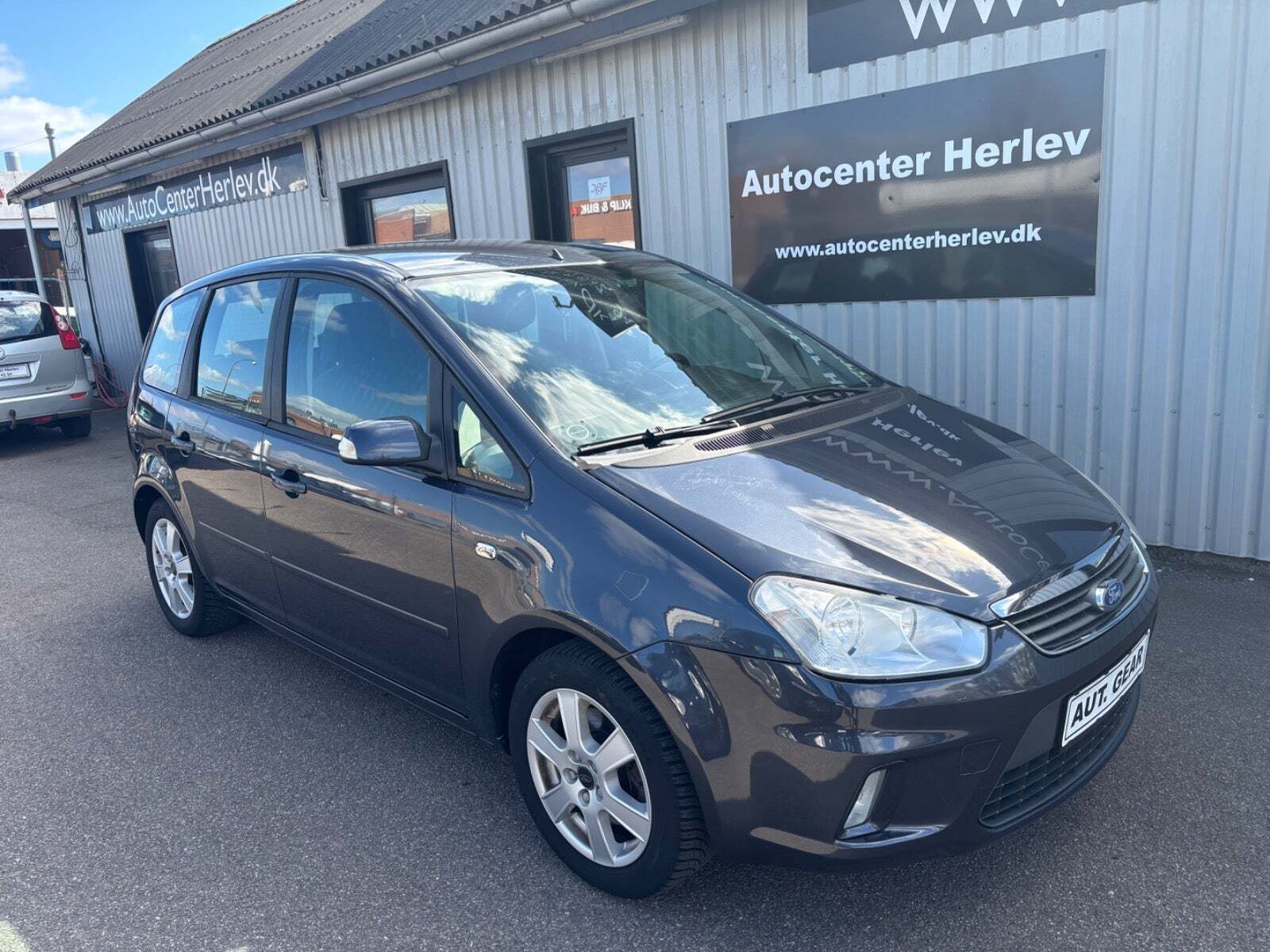 Blå Ford C-MAX fra 2007 set udefra