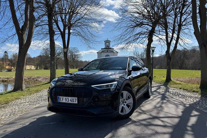 Sort Audi e-tron fra 2022 set udefra