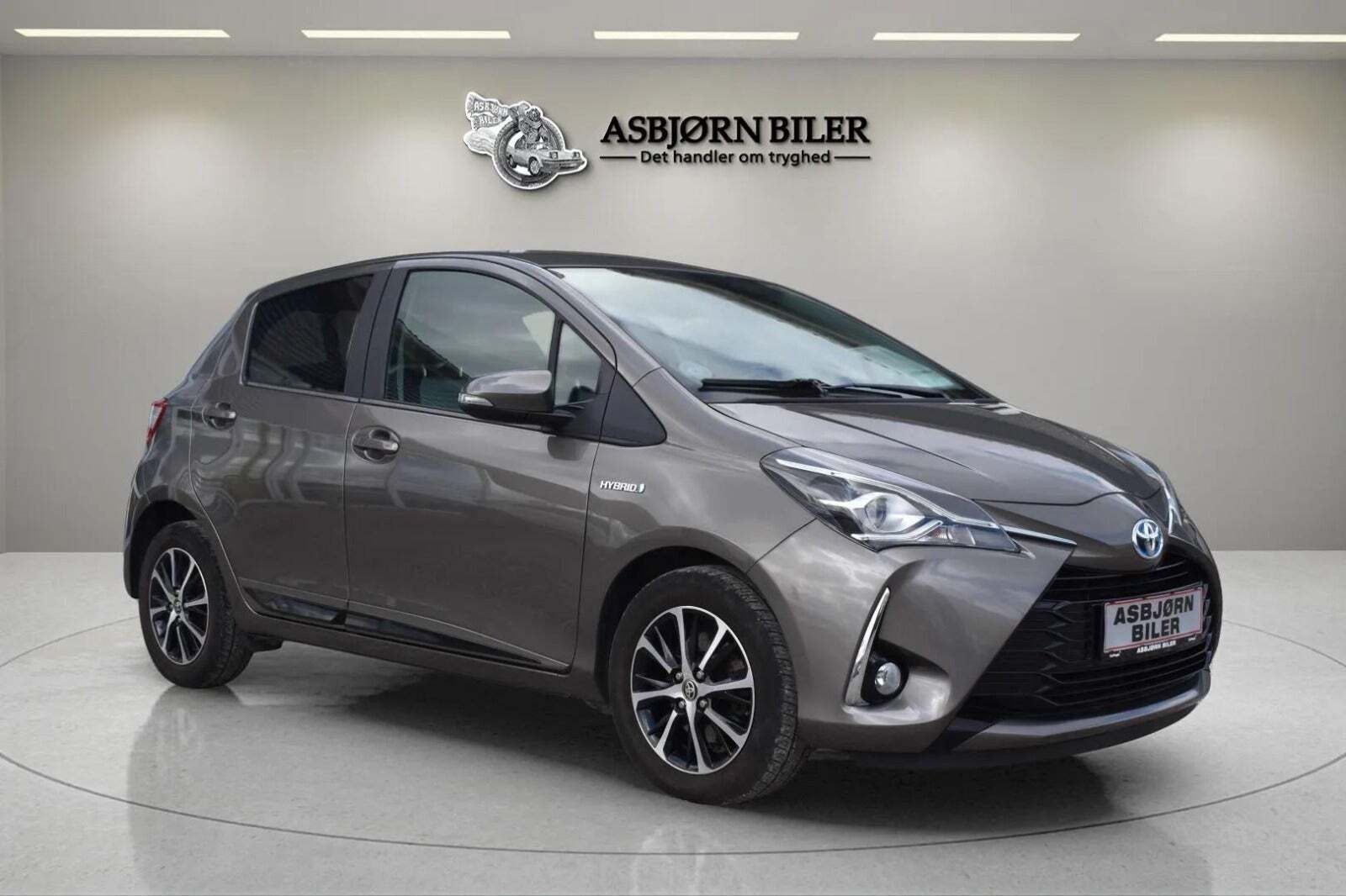 Beige Toyota Yaris fra 2019 set udefra