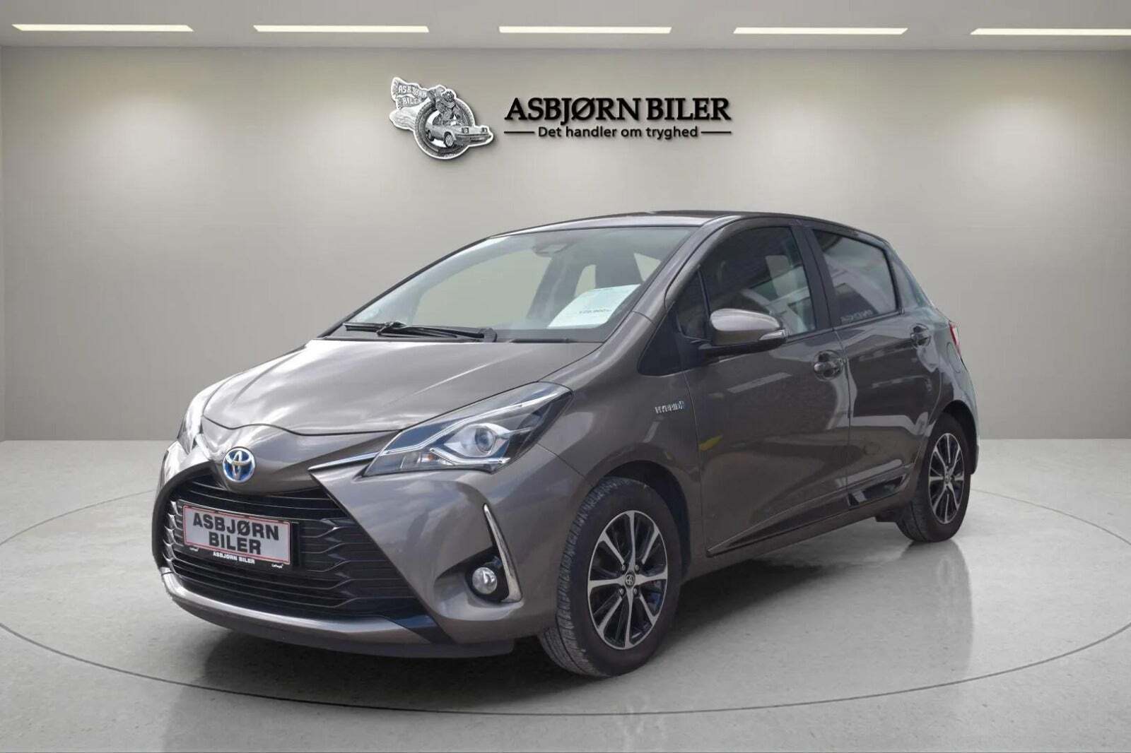 Beige Toyota Yaris fra 2019