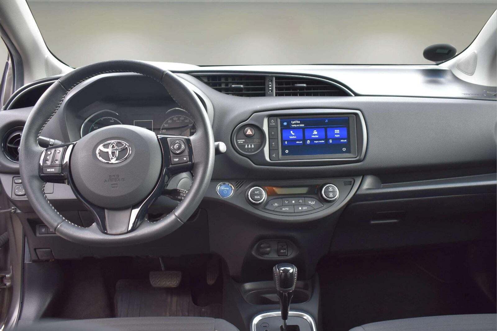 Beige Toyota Yaris fra 2019