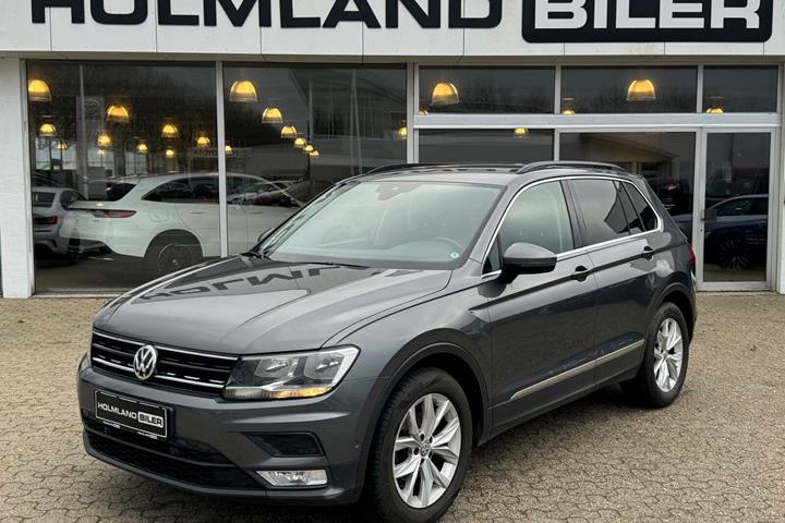 Grå VW Tiguan fra 2017 set udefra