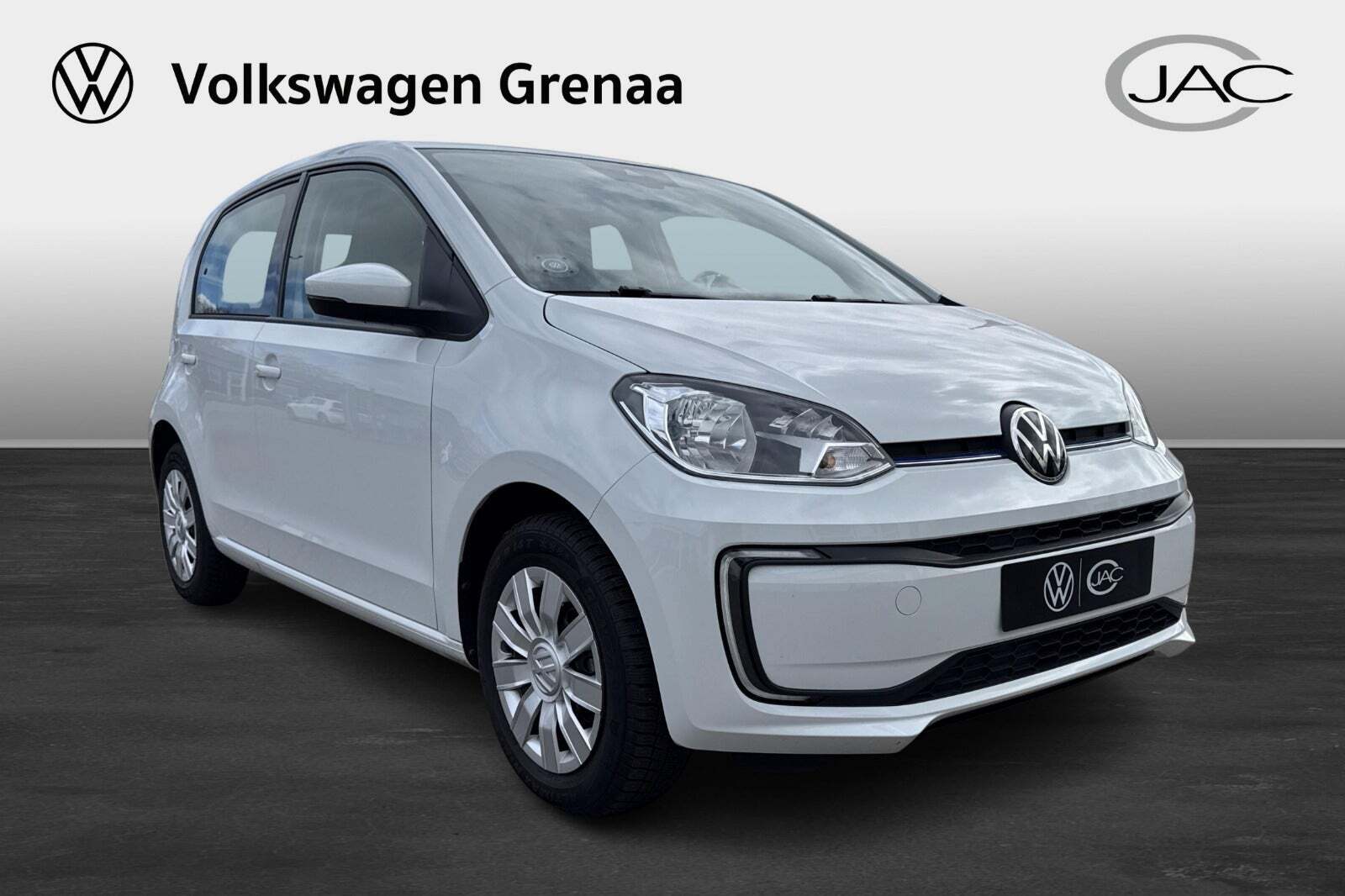 Hvid VW E-UP! fra 2022 set udefra