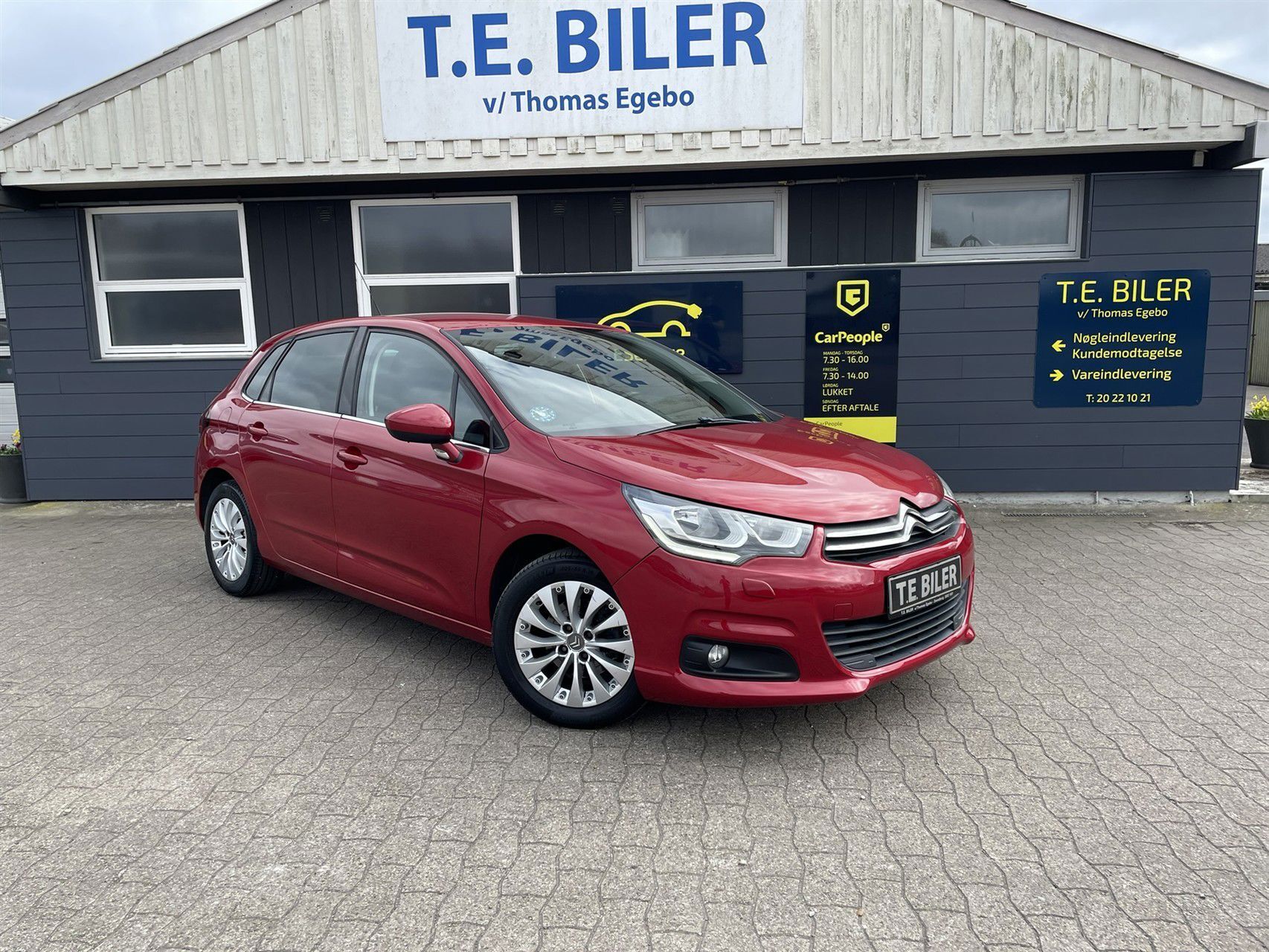 Rød Citroën C4 fra 2015 set udefra
