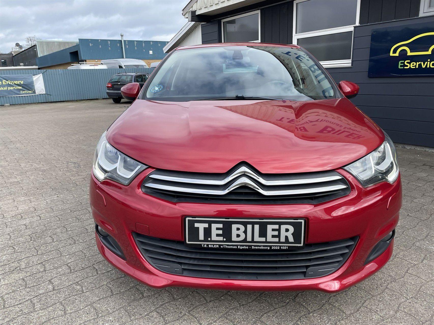 Rød Citroën C4 fra 2015
