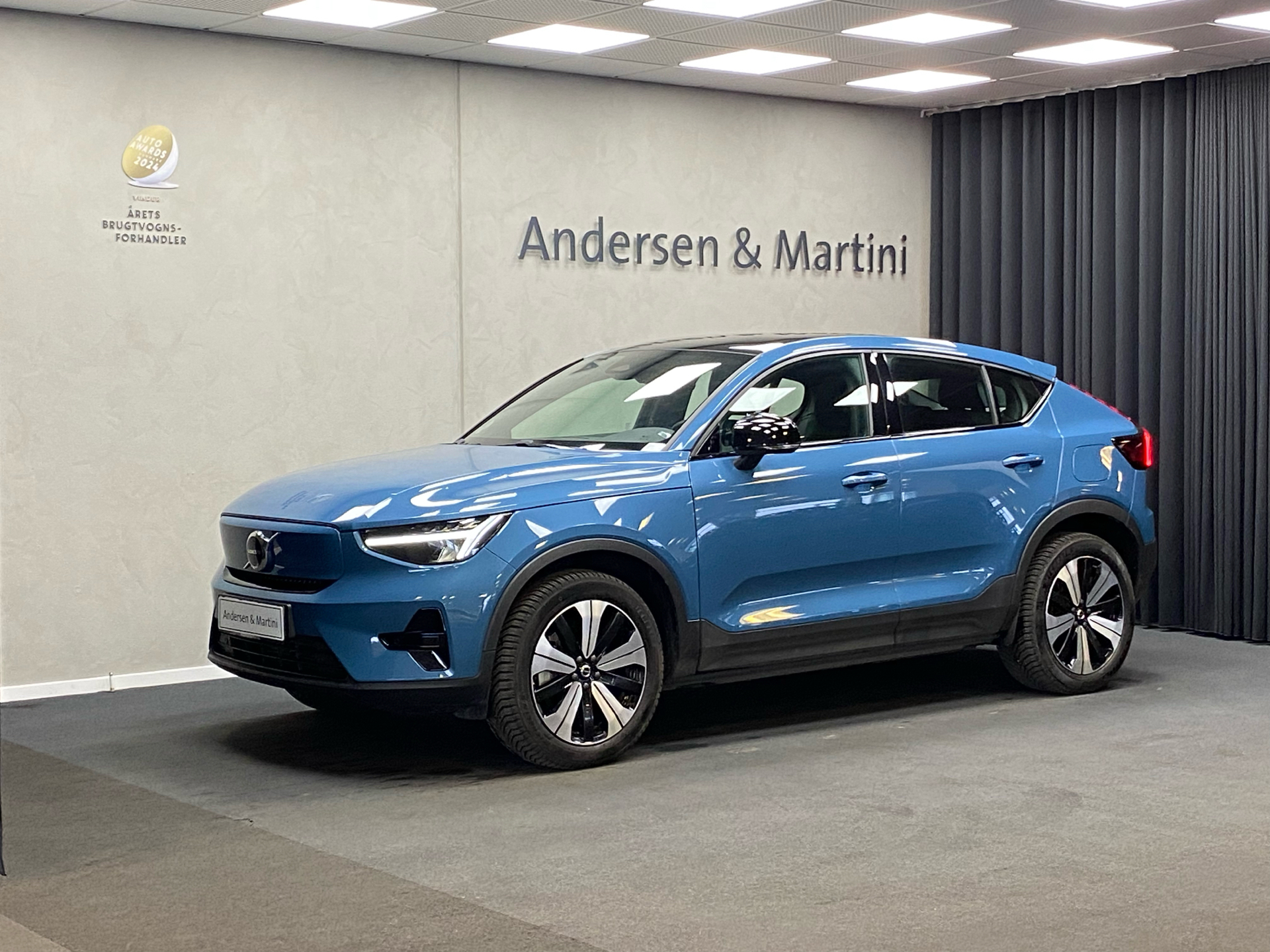 Blå Volvo C40 fra 2022 set udefra