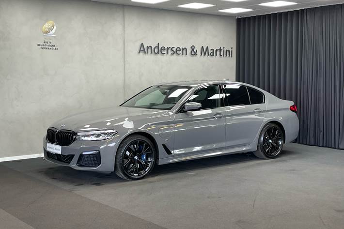 Grå BMW 545e fra 2021 set udefra