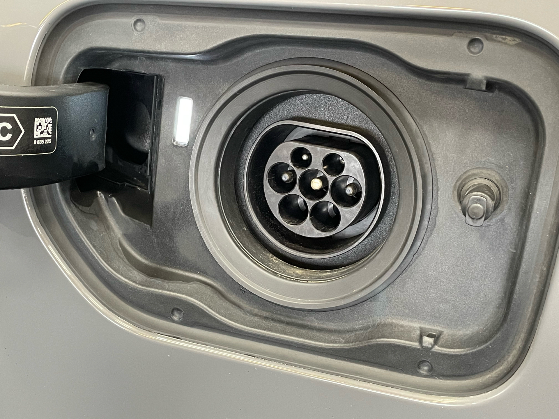 Grå BMW 545e fra 2021