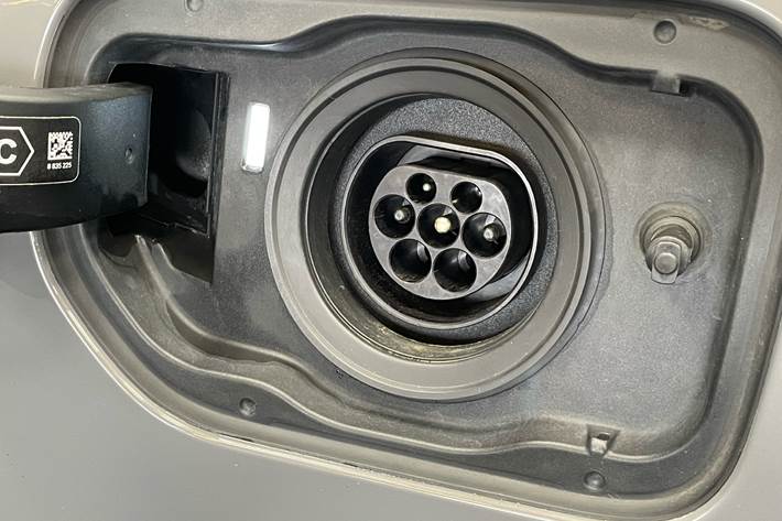 Grå BMW 545e fra 2021