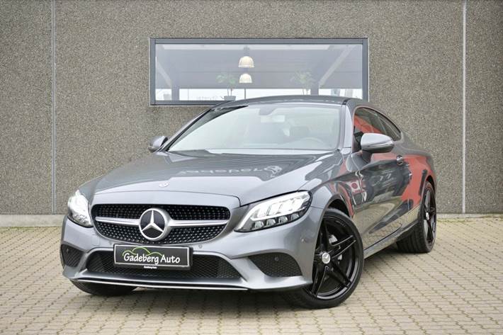 Grå Mercedes C300 fra 2020 set udefra
