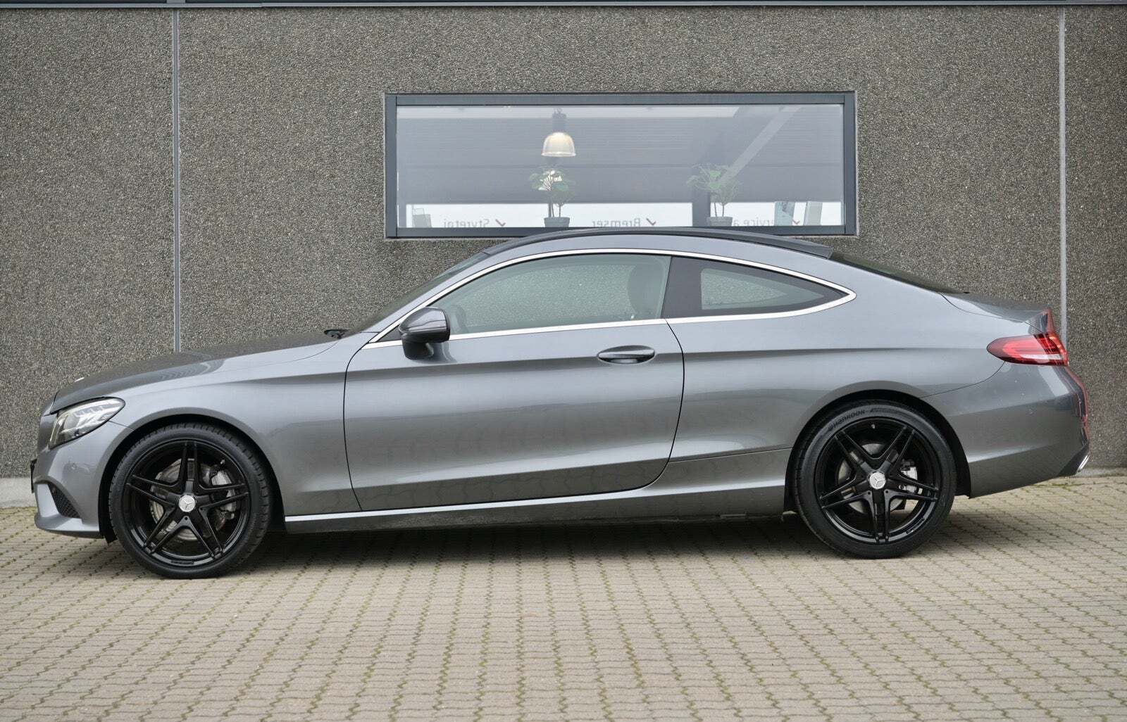Grå Mercedes C300 fra 2020