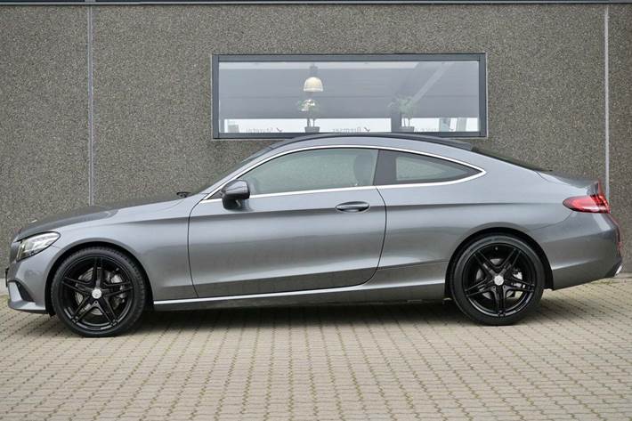 Grå Mercedes C300 fra 2020