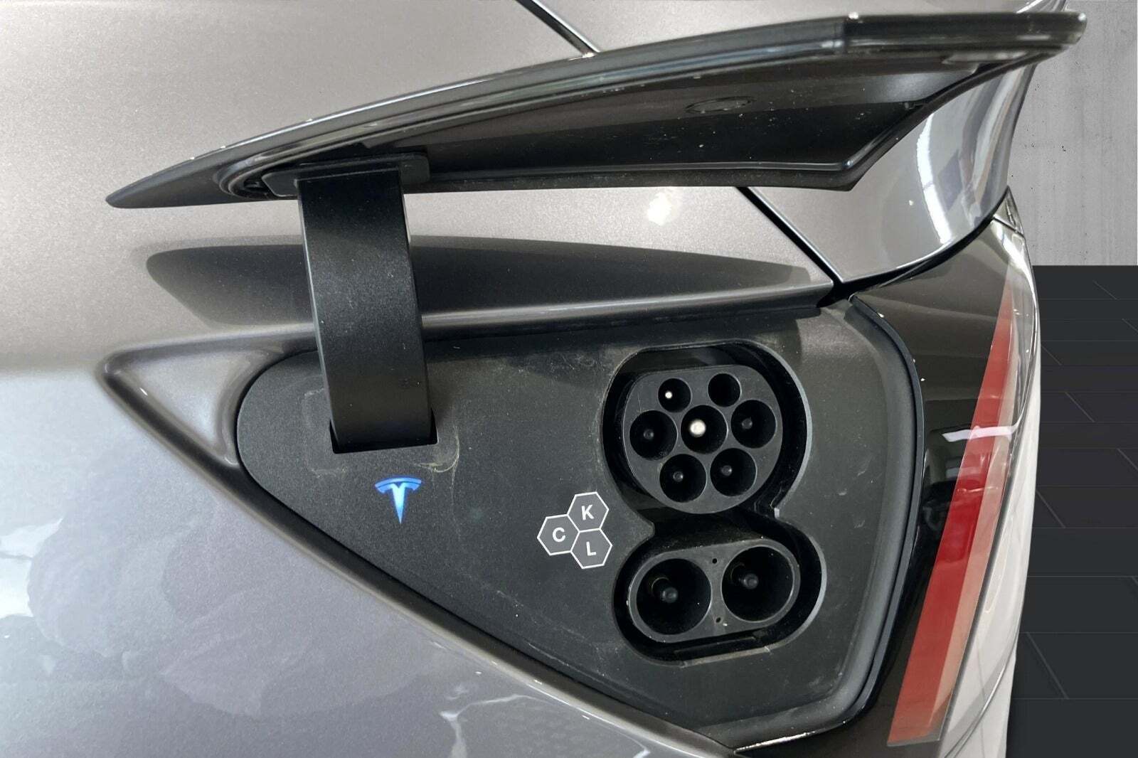 Grå Tesla Model Y fra 2024