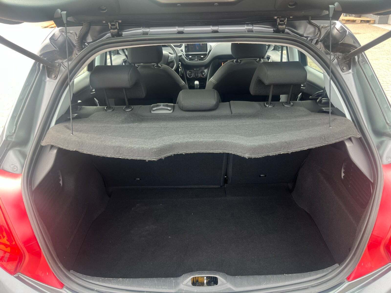 Grå Peugeot 208 fra 2012