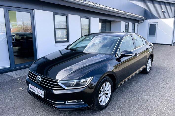 Sort VW Passat fra 2017 set udefra