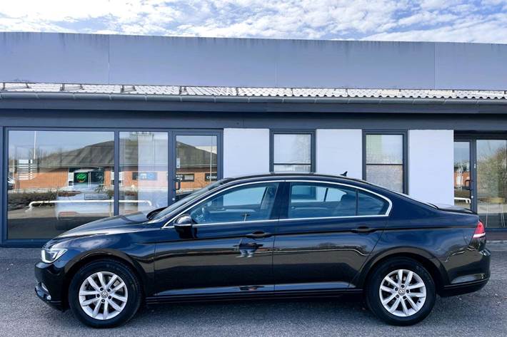 Sort VW Passat fra 2017