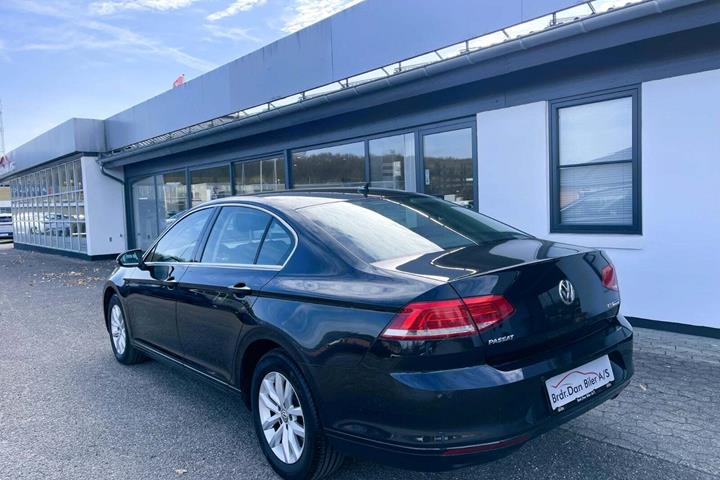 Sort VW Passat fra 2017