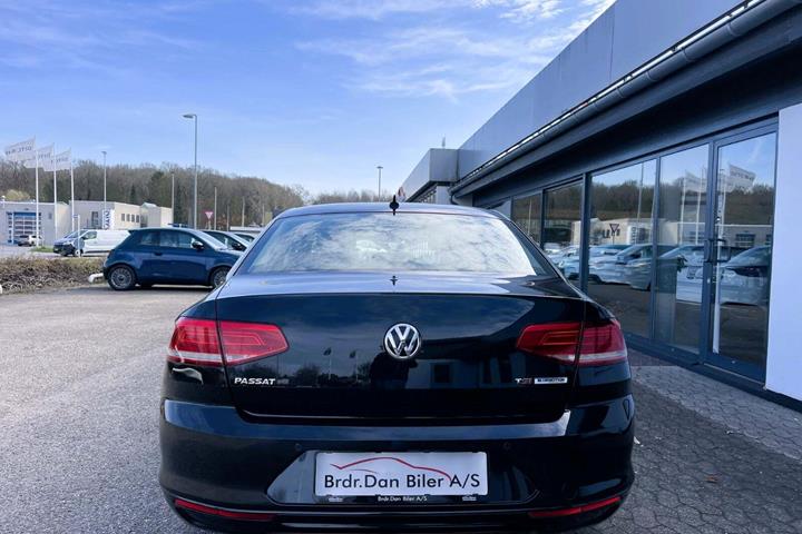 Sort VW Passat fra 2017