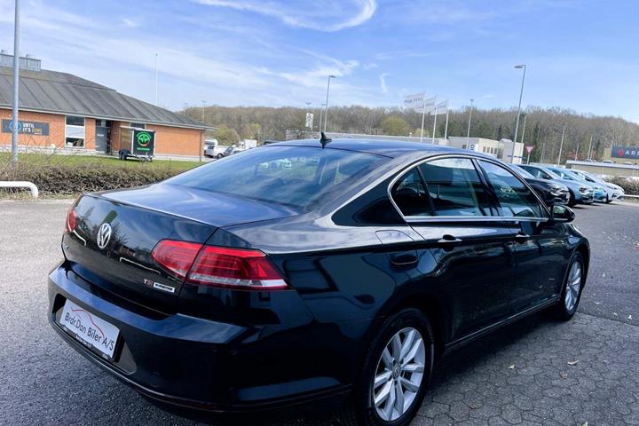 Sort VW Passat fra 2017