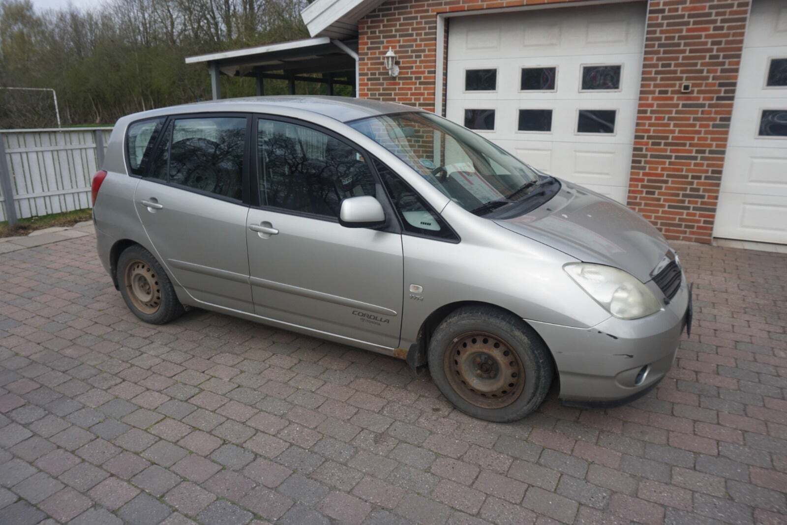 Beige Toyota Corolla Verso fra 2003 set udefra