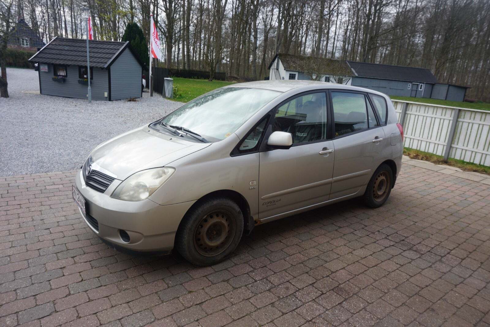 Beige Toyota Corolla Verso fra 2003 set udefra
