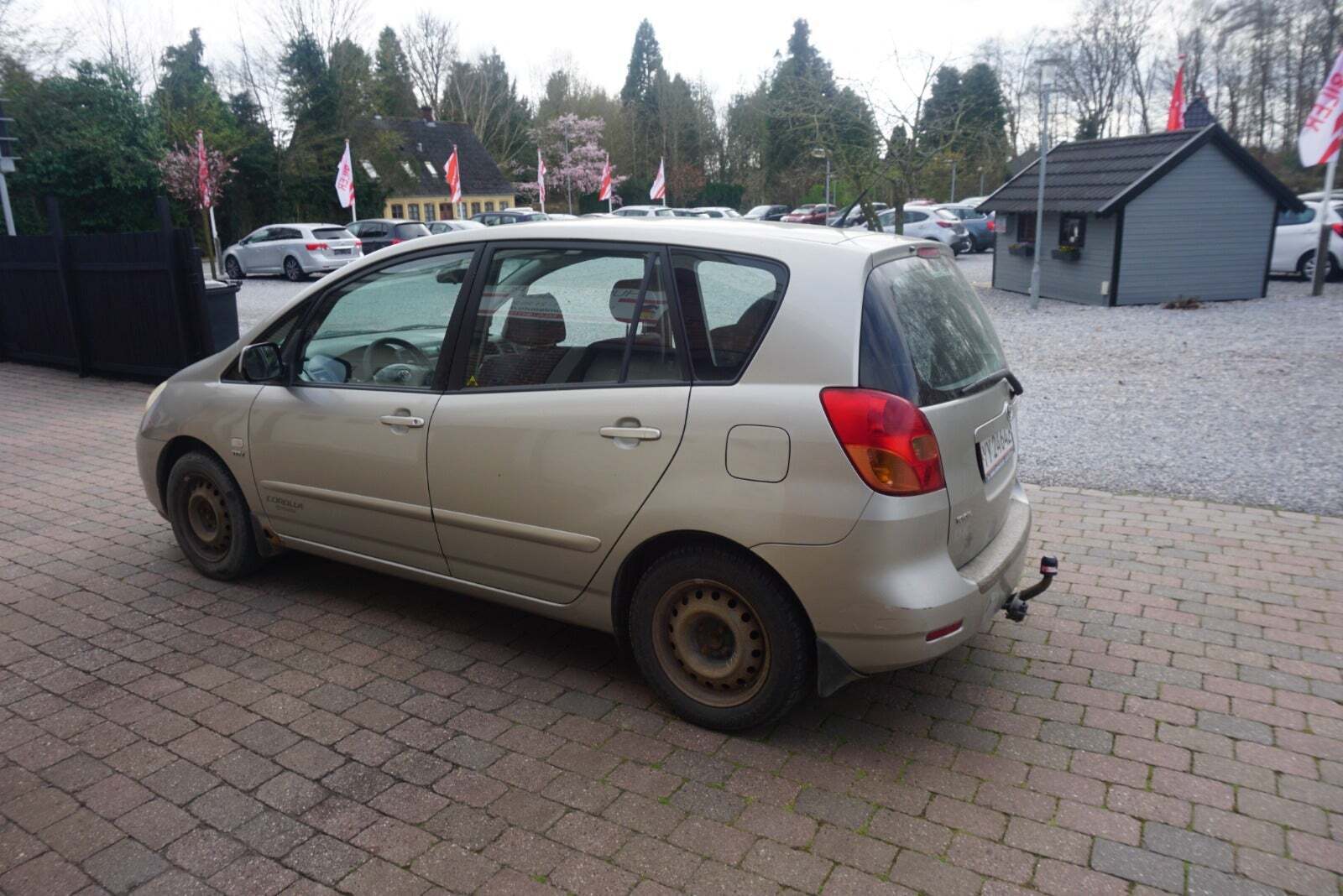 Beige Toyota Corolla Verso fra 2003 set udefra