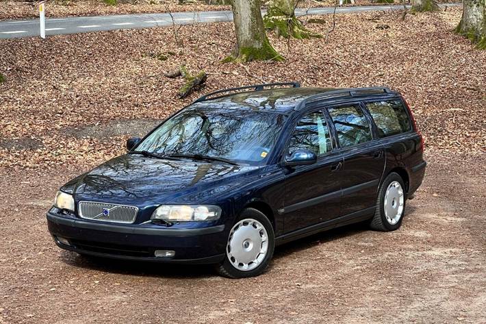 Blå Volvo V70 fra 2000 set udefra